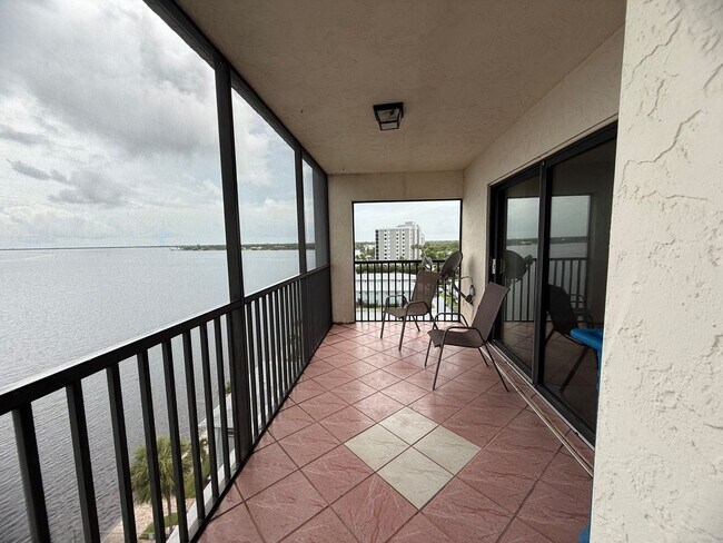 Building Photo - Stunning 8th floor Riverfront Condo