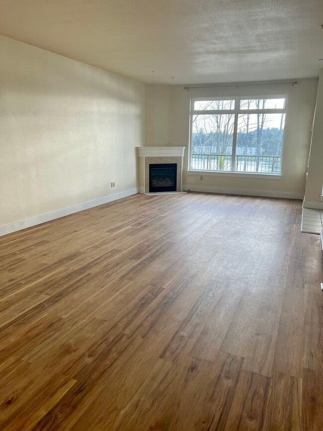 Building Photo - Townhome in Bremerton with beautiful view.
