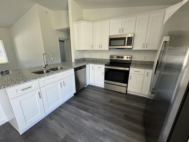 Building Photo - 18 Maple Ln