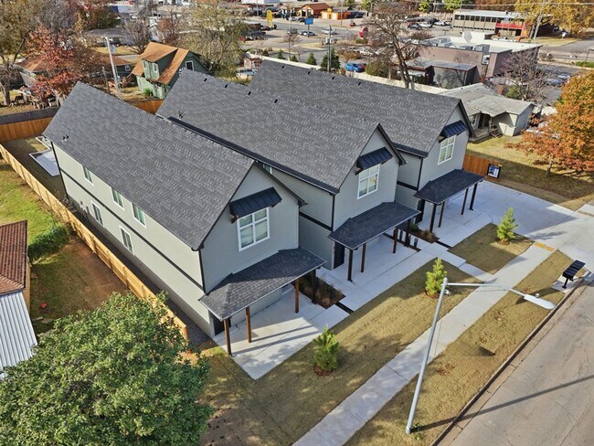 Building Photo - 3 Bed | 2 Bath Luxury Duplex