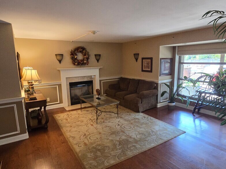 Building Photo - 60 Parkway Dr E