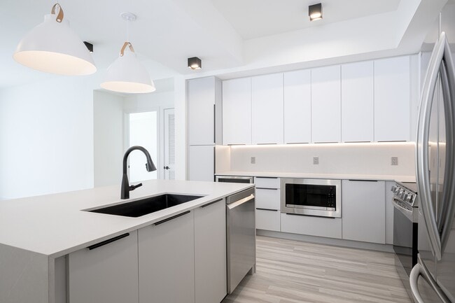 Fully-equipped kitchens with stainless steel appliances - Blu Aventura