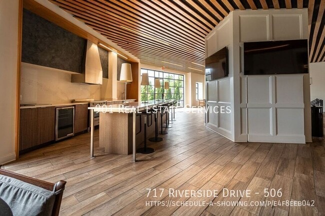 Building Photo - 717 Riverside Dr