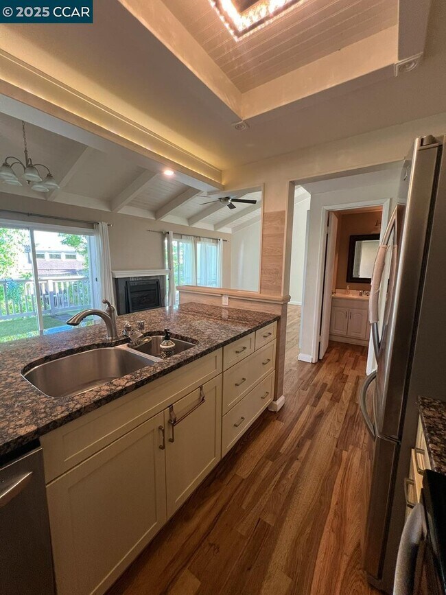 Building Photo - 438 Ridgeview Dr