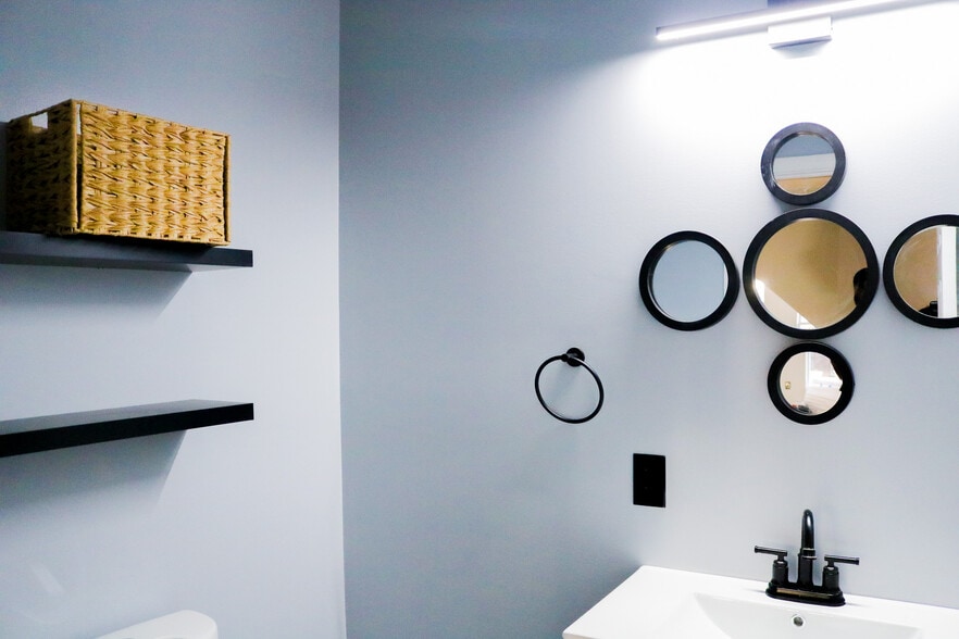 Powder room - 1716 Moreland Ave