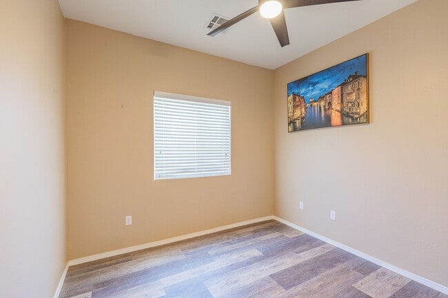 Building Photo - Conveniently located 3 Bedroom, 2 bath wit...