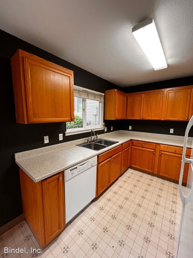 Building Photo - 2 br, 1.5 bath House - 2945 Rainbow LN