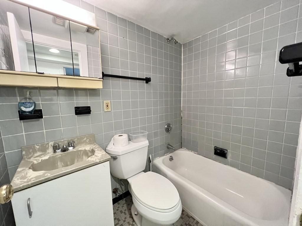Bathroom - 26 Commonwealth Ter