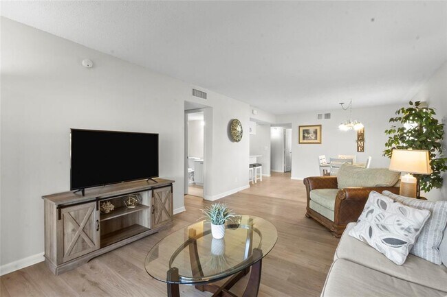 Building Photo - 7193 W Country Club Dr N