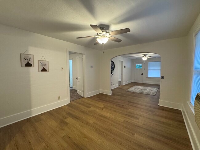 Building Photo - 304 N Cimarron Ave