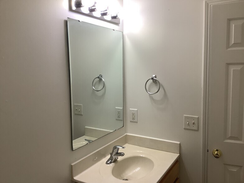 Building Photo - 9504 Huckabee Dr NE