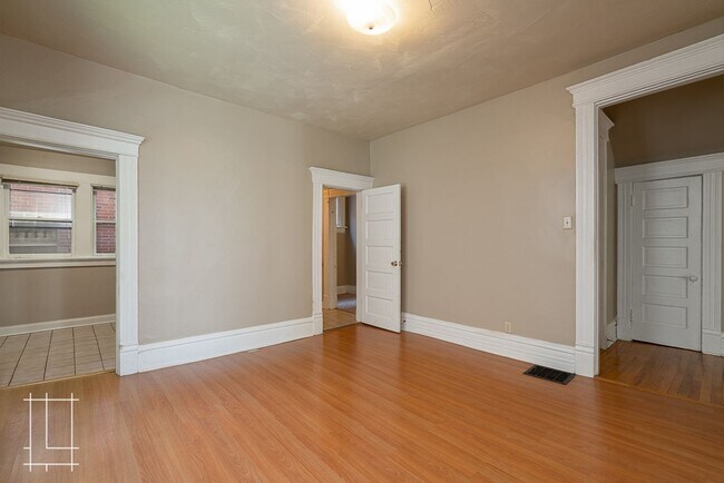 Building Photo - 207 W Hubbard Ave