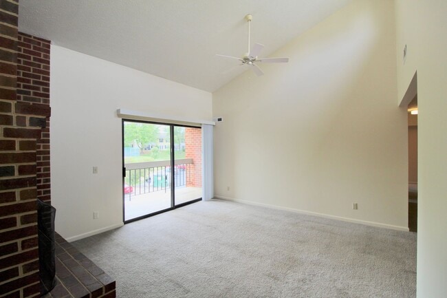 Building Photo - Stunning 2-Bedroom Condo for Rent on Blue ...