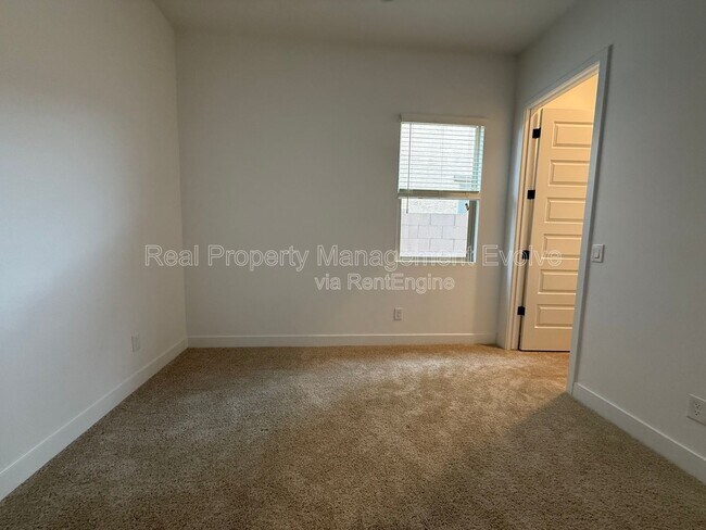Building Photo - 8723 W Vista Ave