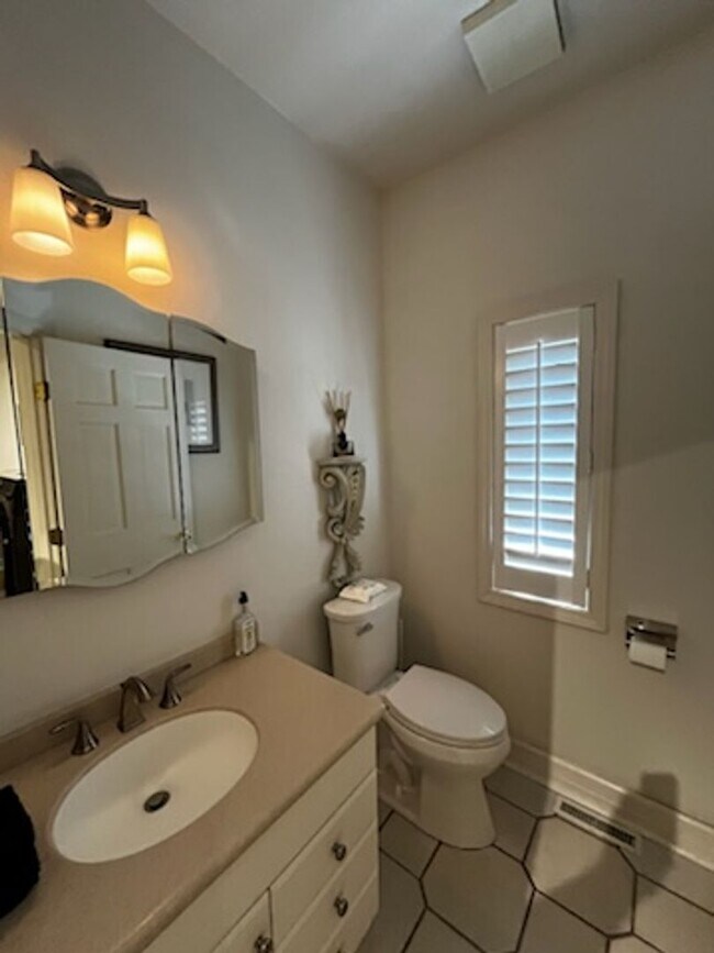 Building Photo - Stunning Custom Built Home with ALL Utilit...