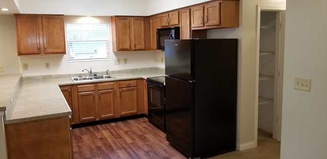 Building Photo - Knightstown Villas