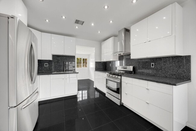 Building Photo - Adorable 2 Bed / 1 Bath