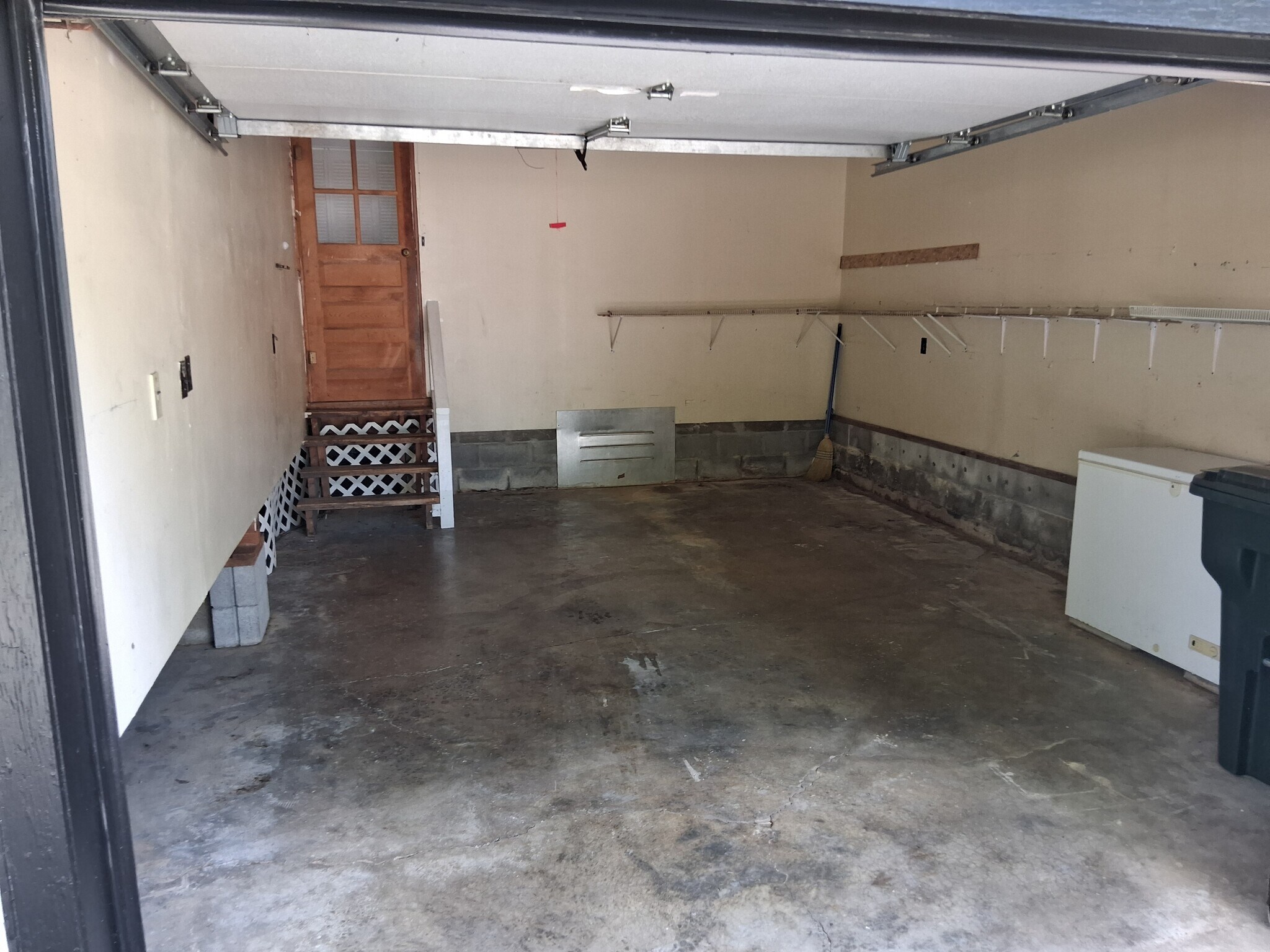 Building Photo - 1424 Hawkins Dr