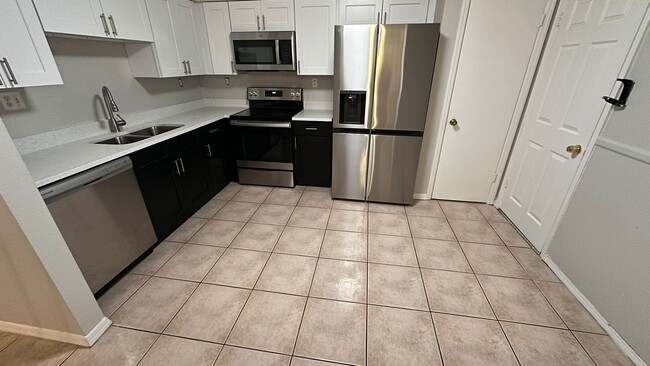 Building Photo - NEWLY REMODELED!  2 BED / 1 BATH / 1 CAR G...