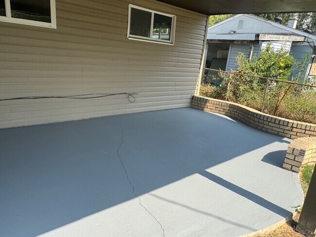 Building Photo - Three Bedroom, One Bath