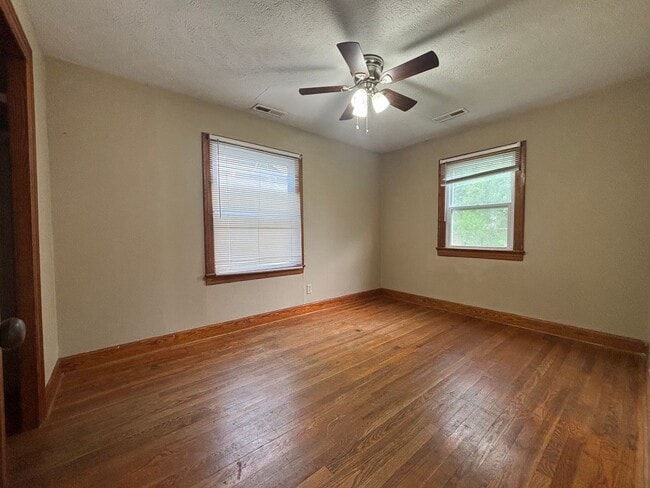 Building Photo - Beautiful 3 bedroom 2 bath in the Phelps g...