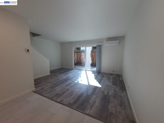 Building Photo - 749 Palomino Dr