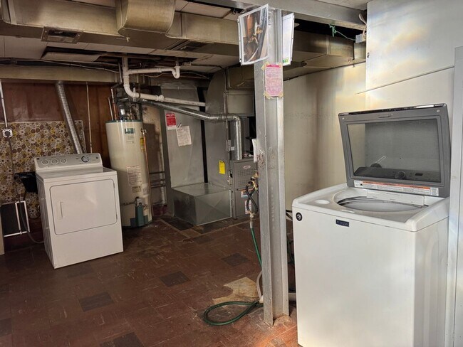 Building Photo - 5839 Hampton Ave