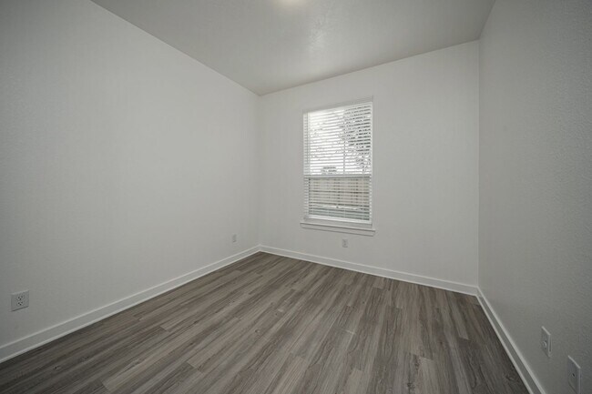 Building Photo - 1608 W 5th St