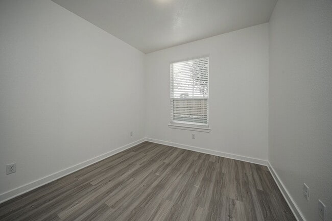 Building Photo - Remarkable Value: Spacious 2-Bed with Mode...