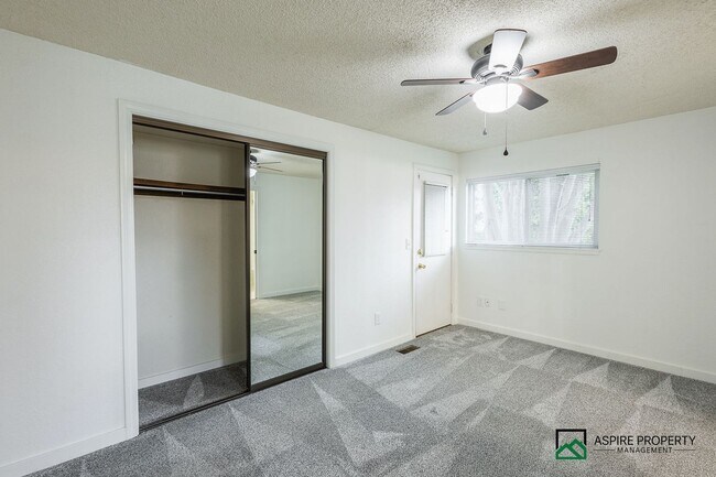 Building Photo - New Renovated 2 Bed 2 bath Townhome