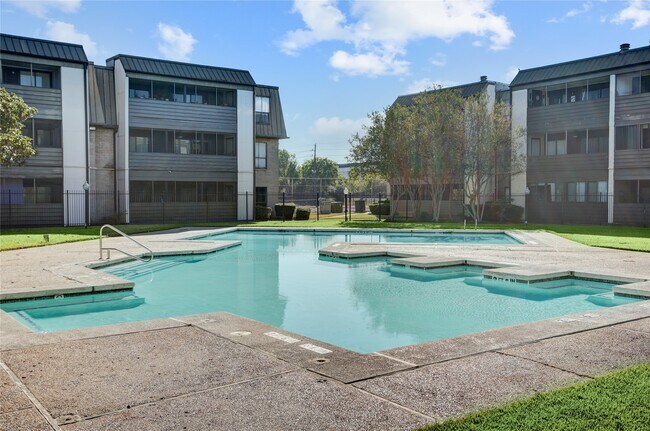 Building Photo - 3015 Walnut Bend Ln