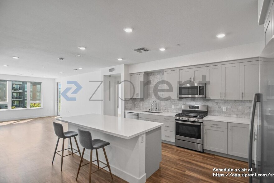 Building Photo - 5925 Charlotte Dr