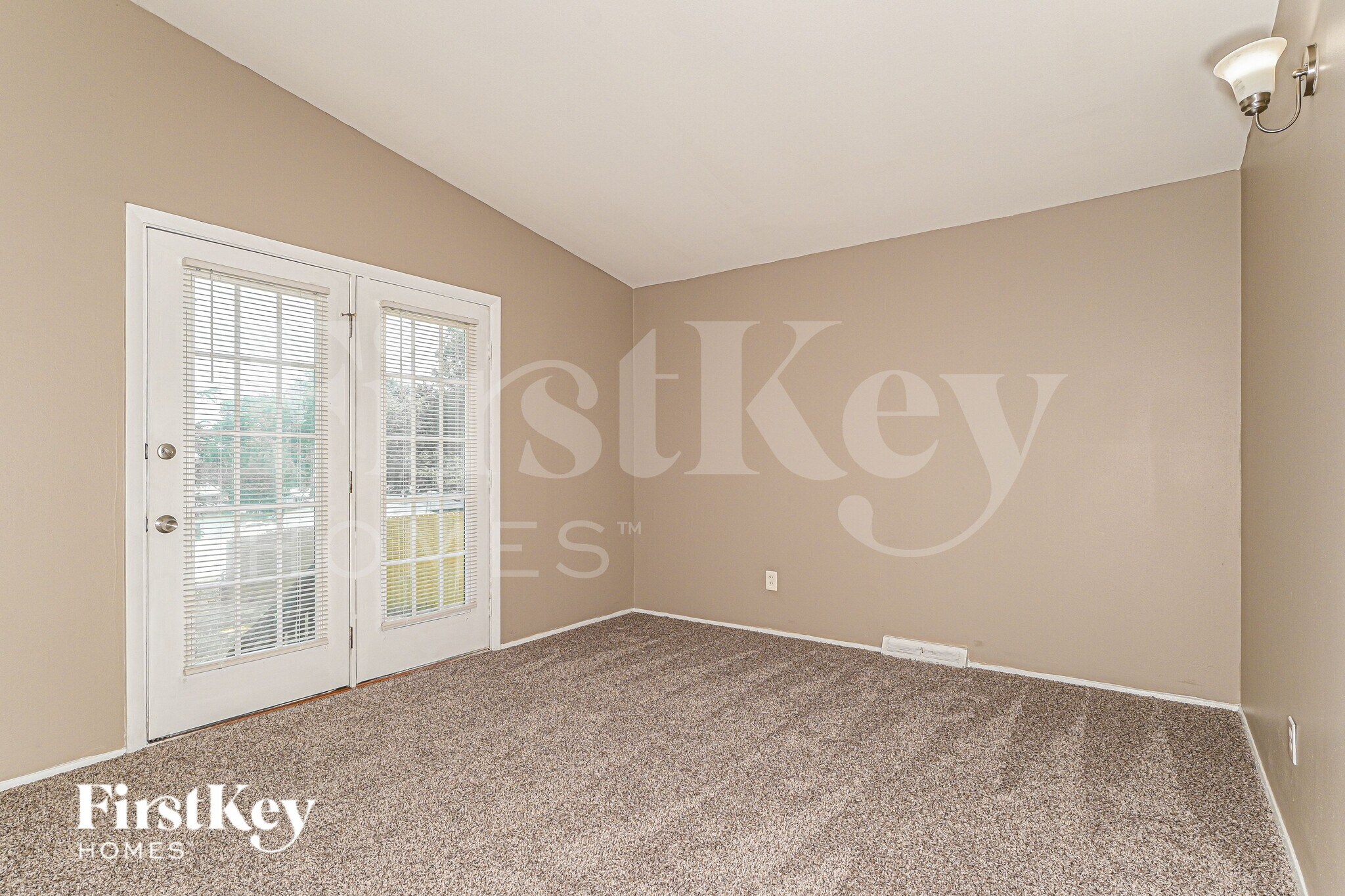 Building Photo - 2560 Pheasant Dr