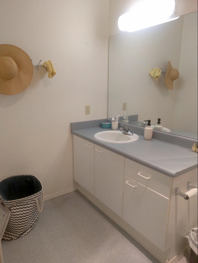 Building Photo - 2 Bedroom, 2 Bath i920sq ft with Private P...