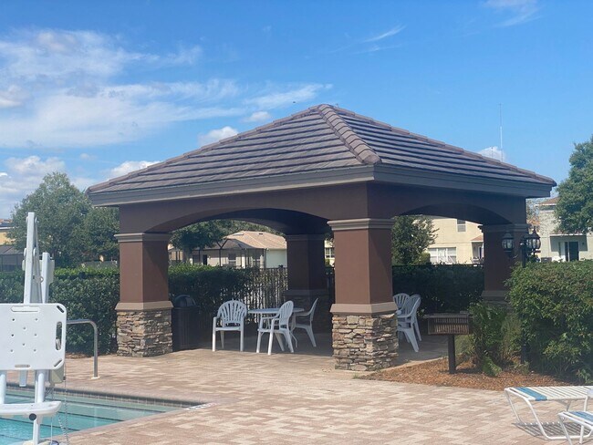 Building Photo - 5 BEDROOM HOUSE WITH PRIVATE POOL AND LAKE...