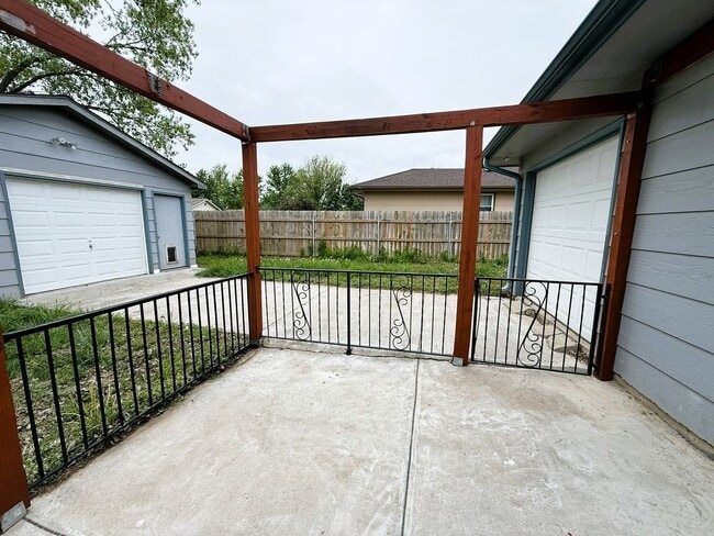 Building Photo - 4 bedroom home with 2 Garages, Finished Basement & Fenced Yard