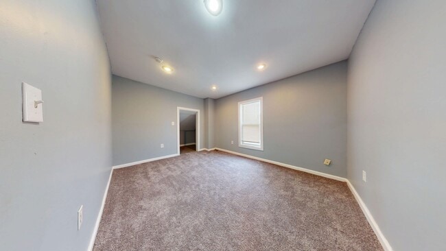 Building Photo - Large 4 bedroom, 1 1/2 baths