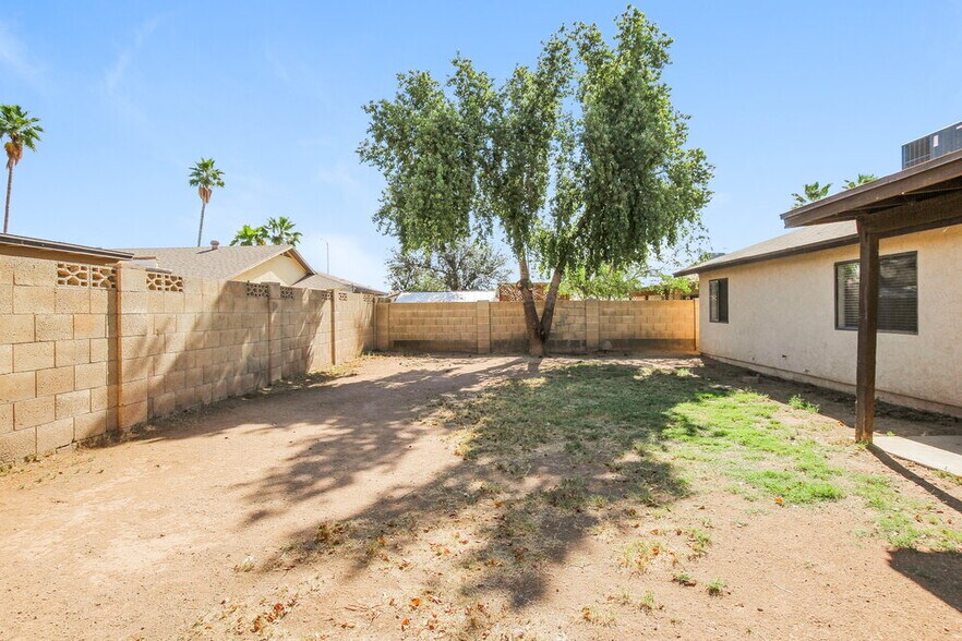 Building Photo - 10308 W Calle Del Oro