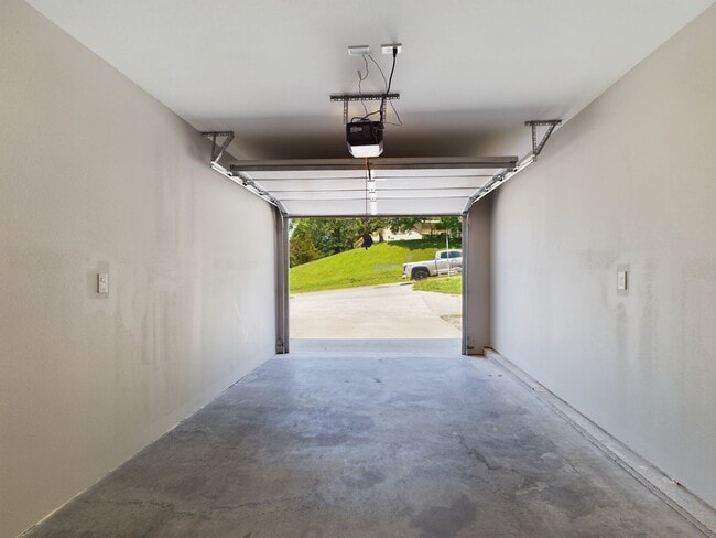 Building Photo - 100 Briana Villa Ln