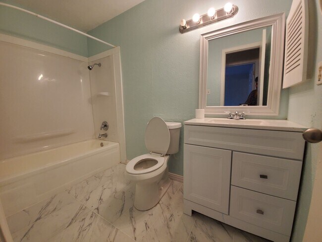 Building Photo - Welcome to this 3-Bedroom, 2-Bathroom Dupl...