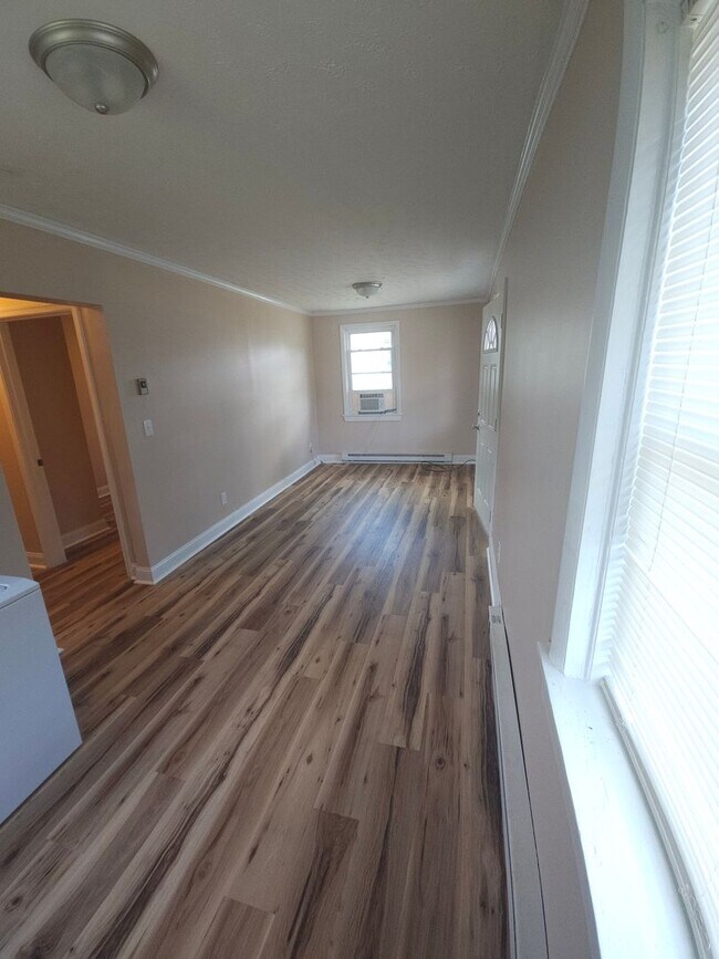 Building Photo - Newly Remodeled Cottage near downtown, walk to Kardinal Hall, Sticks & Health Food Store!