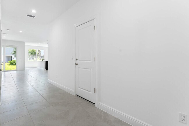 Building Photo - 552 Sanderling Cir