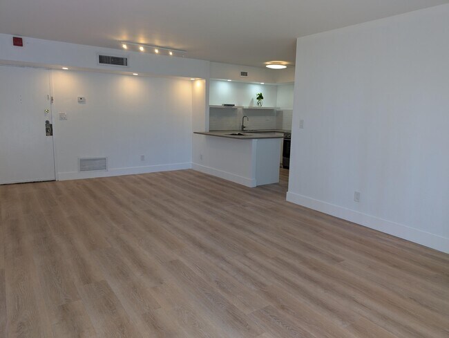 Building Photo - 2715 Tigertail Ave