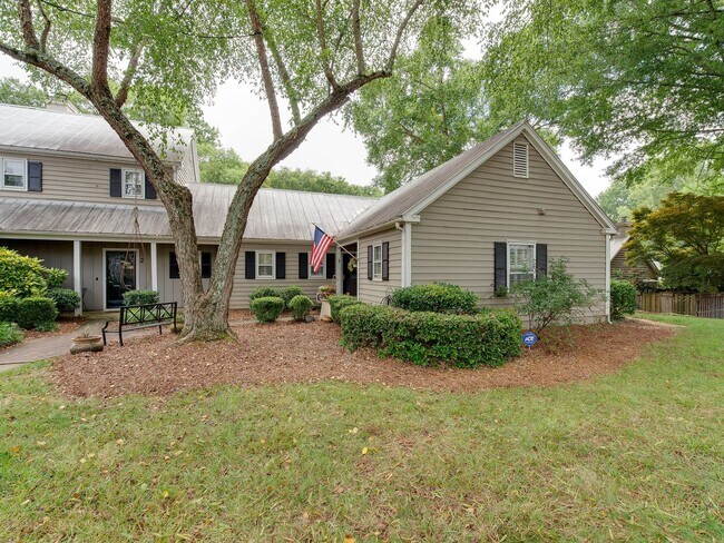 Building Photo - A picture perfect cottage home ready for you with community pool!