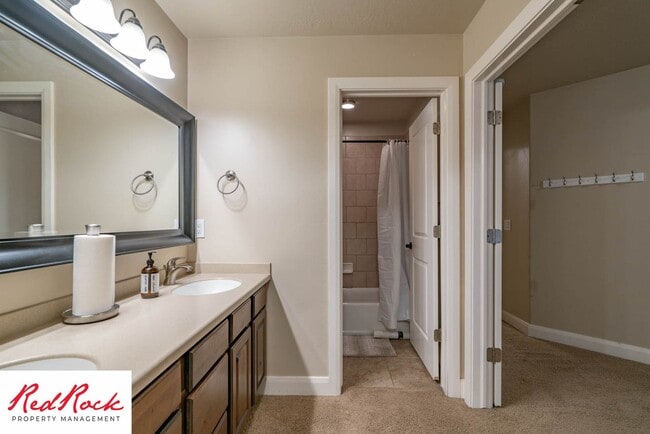 Building Photo - Move In Special- $500 Off First Month's Rent! 3 Bedroom, Fully Furnished Home.