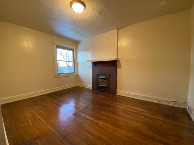 Building Photo - Updated 3 BR Apartment in Fantastic Squirrel Hill Location! CALL TODAY!