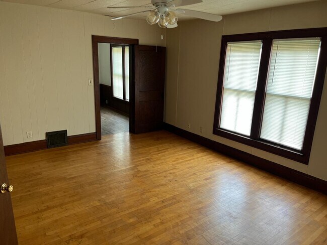 Building Photo - 1003 N Oneida St