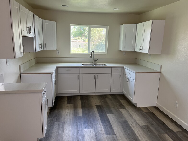 Kitchen - 432 W Raymond St
