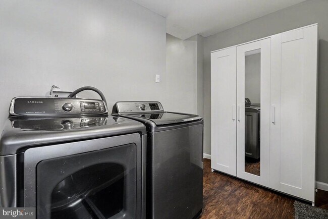 Building Photo - 2238 Oakford St