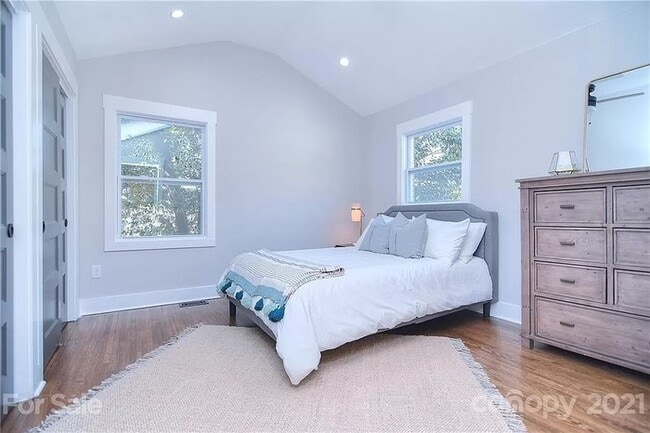 Building Photo - Remodeled 3 bed, 2 bath home in Plaza-Shamrock!